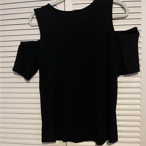 Cable & Gauge Ladies Size Medium Short Sleeve Cold Shoulder Top in Black. - Picture 2 of 8